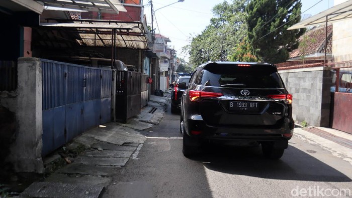 Momen Risma Putar-putar Kota Bandung Cari Kompor Gas TAG : birojabar
Mensos Tri Rismaharini mendapati dapur umum di Balai Wyata Guna, Kota Bandung, kekurangan kompor gas. Risma pun bergegas naik mobil untuk mencari kompor tambahan