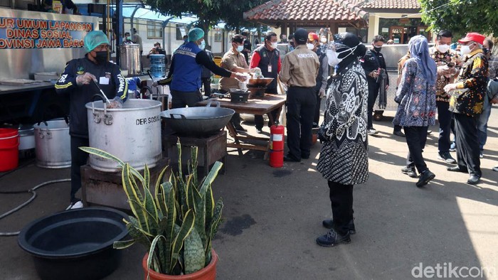 TAG : birojabar

Mensos Tri Rismaharini mendapati dapur umum di Balai Wyata Guna, Kota Bandung, kekurangan kompor gas. Risma pun bergegas naik mobil untuk mencari kompor tambahan