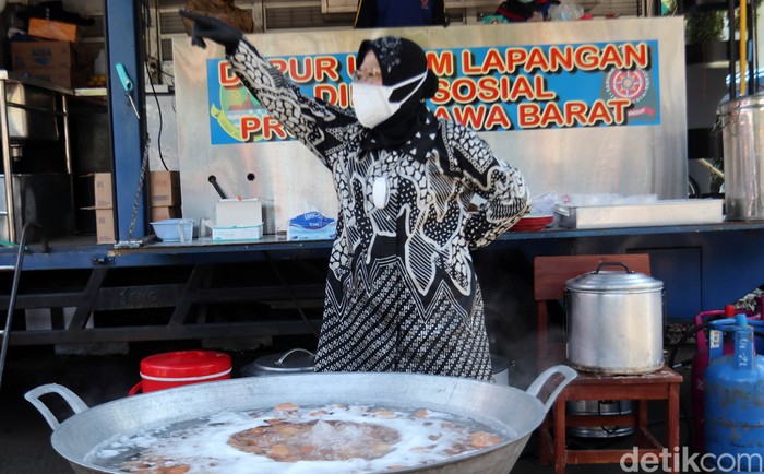 TAG : birojabar

Mensos Tri Rismaharini mendapati dapur umum di Balai Wyata Guna, Kota Bandung, kekurangan kompor gas. Risma pun bergegas naik mobil untuk mencari kompor tambahan