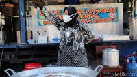 Saat para petugas sibuk dengan pekerjaannya masing-masing, Risma menanyakan penambahan kompor gas yang akan digunakan untuk memasak makanan berat.
