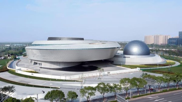 Museum Shanghai ini dirancang tanpa garis lurus atau sudut siku-siku. Di dalamnya terdapat pameran, planetarium, observatorium dan teleskop surya Ennead Architects) Museum Shanghai ini dirancang tanpa garis lurus atau sudut siku-siku. Di dalamnya terdapat pameran, planetarium, observatorium dan teleskop surya Ennead Architects)