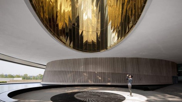 Wisatawan akan menemukan oculus yang tergantung di atas pintu masuk. Benda ini menghasilkan sinar matahari yang melintasi lantau sepanjang hari, menunjukkan waktu dan musim. (Ennead Architects) Wisatawan akan menemukan oculus yang tergantung di atas pintu masuk. Benda ini menghasilkan sinar matahari yang melintasi lantau sepanjang hari, menunjukkan waktu dan musim. (Ennead Architects)