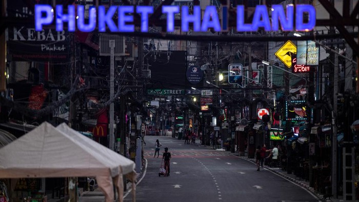 Negeri Seribu Pagoda Kembali Lakukan Lockdown Otoritas pemerintah Thailand kembali melakukan lockdown karena melonjaknya kasus penyebaran COVID-19 varian Alpha dan Delta. Yuk kita lihat suasananya.