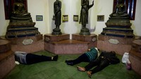 Hal ini dilakukan setelah Thailand mencatat rekor kasus COVID-19 dan kematian tertinggi.  Sirachai Arunrugstichai/Getty Images