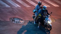 Adapun jenis virus yang beredar di sana adalah varian Alpha dan Delta yang sangat menular.Pada lockdown kali ini, perusahaan transportasi menyesuaikan layanan mereka dengan aturan pemerintah. Sirachai Arunrugstichai/Getty Images