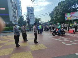 Ojol Bisa Lewat Penyekatan di Fatmawati, Polisi: Kalau Bawa Makanan-Barang
