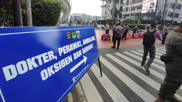 Ojol boleh lewat penyekatan di Fatmawati Jaksel asalkan tunjukan bukti orderan makanan