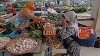 Pedagang mengaku omzet penjualan menurun hingga 50 persen sejak Pemberlakuan Pembatasan Kegiatan Masyarakat (PPKM) Darurat. Hal inii karena operasional pasar hanya sampai jam 14.00 WIB.