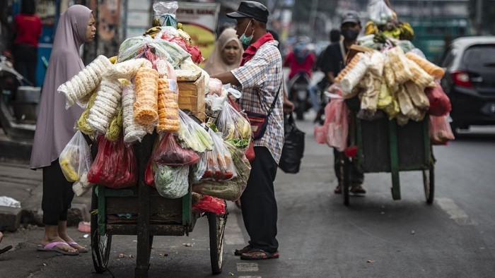 Pedagang melayani pembeli di los buah dan sayuran Pasar Legi Parakan, Temanggung, Jawa Tengah, Selasa (13/7/2021). Pedagang mengaku omzet penjualan menurun hingga 50 persen sejak Pemberlakuan Pembatasan Kegiatan Masyarakat (PPKM) Darurat karena operasional pasar hanya sampai jam 14.00 WIB. ANTARA FOTO/Anis Efizudin/wsj.