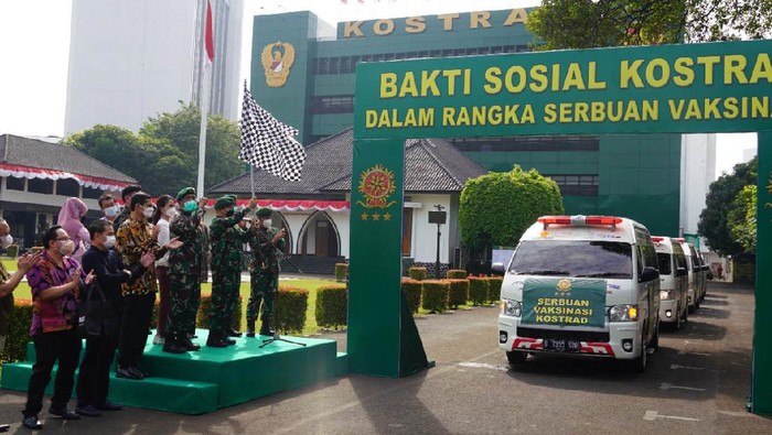 OMZET PENJUALAN MENURUN SAAT PPKM DARURAT Pedagang melayani pembeli di los buah dan sayuran Pasar Legi Parakan, Temanggung, Jawa Tengah, Selasa (13/7/2021). Pedagang mengaku omzet penjualan menurun hingga 50 persen sejak Pemberlakuan Pembatasan Kegiatan Masyarakat (PPKM) Darurat karena operasional pasar hanya sampai jam 14.00 WIB. ANTARA FOTO/Anis Efizudin/wsj.