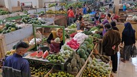 Pedagang sayuran keliling melayani pembeli di kawasan Tanah Abang, Jakarta, Selasa (13/7/2021). Bank Indonesia merevisi target pertumbuhan ekonomi sepanjang 2021 dari semula 4,1-5,1 persen menjadi 3,8 persen karena dipengaruhi adanya Pemberlakuan Pembatasan Kegiatan Masyarakat (PPKM) Darurat pada 3-20 Juli 2021 guna menekan lonjakan penularan COVID-19.