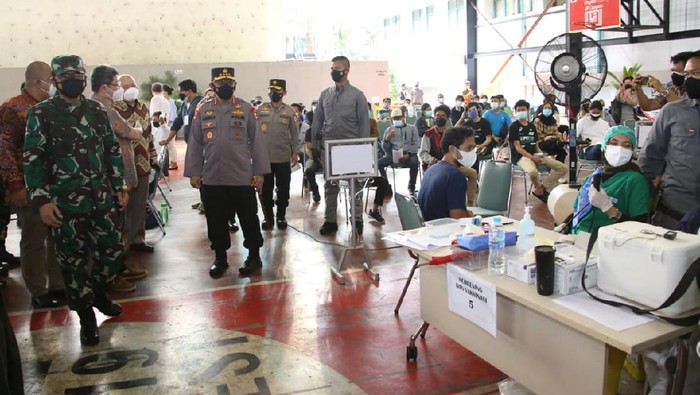 Panglima TNI dan Kapolri Pantau Vaksinasi di Pesantren Jaktim (Foto: dok Polri)