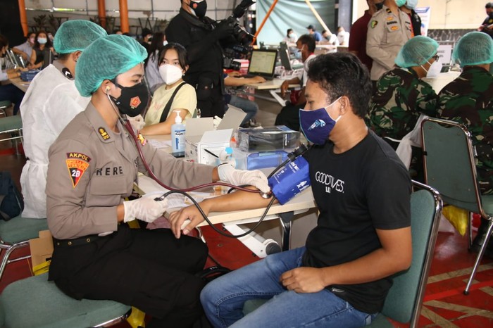 Panglima TNI dan Kapolri Pantau Vaksinasi di Pesantren Jaktim (Foto: dok Polri)