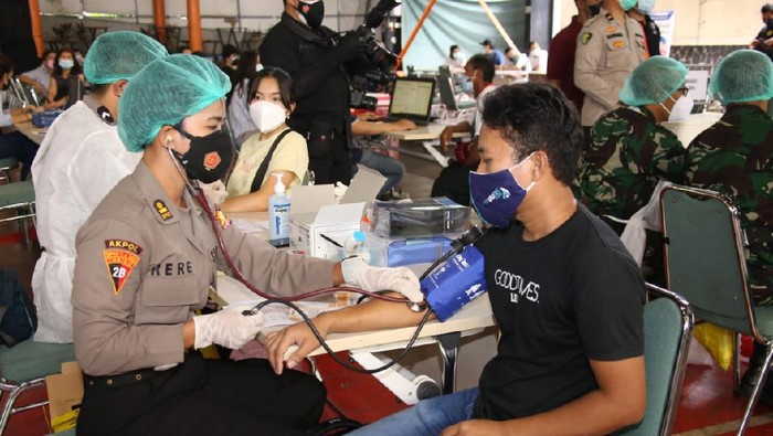 Panglima TNI dan Kapolri Pantau Vaksinasi di Pesantren Jaktim (Foto: dok Polri)
