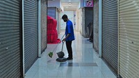  Pemerintah Kota Jambi membatasi jam operasional pusat perbelanjaan atau perdagangan di daerah itu sampai pukul 17.00 WIB.