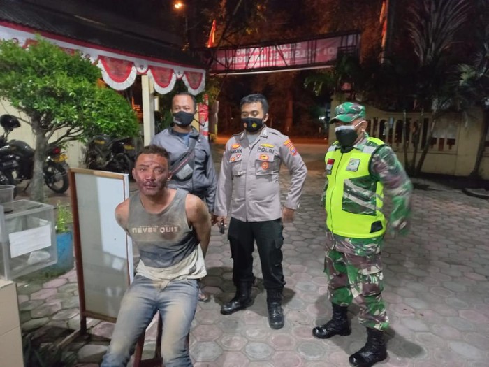 Polisi Tulungagung menjebloskan seorang pemuda asal Kecamatan Sumbergempol ke penjara. Sebab ia melakukan percobaan pembunuhan terhadap tiga orang.