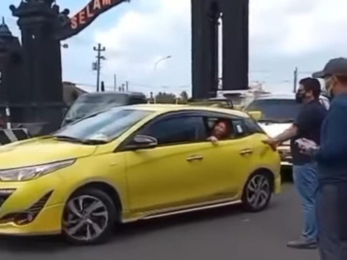 Penumpang mobil protes saat diminta putar balik di perbatasan Magelang-Yogyakarta, Selasa (13/7/2021).
