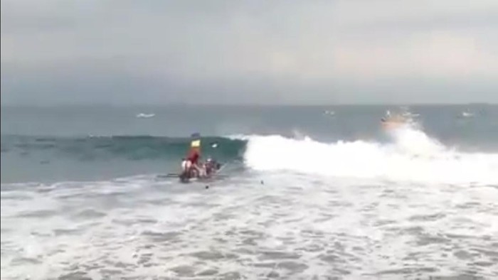 Perahu nelayan terbalik dihantam ombak, 7 nelayan nyebur ke laut