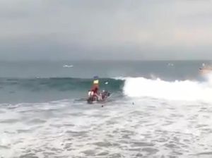 Detik-detik Perahu Nelayan di Sukabumi Dihantam Ombak dan Terguling!