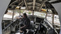 Pemindahan dari Palestina ke Tepi Barat juga sampai dikawal tentara Israel selama 13 jam yang dibayar US$20 ribu. Sayap pesawat dipotong, lalu disambungkan kembali setelah sampai lokasi. Media luar negeri banyak yang meliputnya.