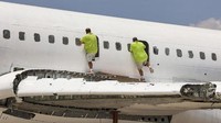 Mereka membeli pesawat produksi tahun 1980an ini pada tahun 1999 seharga US$100 ribu. Di dalam kabin jet tua, kursi telah dilucuti dan kaca jendela dilepas. Meja akan segera dipasang di badan pesawat, yang telah dicat putih dengan lantai kayu laminasi.