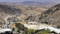 Bangkai pesawat Boeing 707 di wilayah Tepi Barat Palestina yang diduduki Israel diubah menjadi restoran. (JAAFAR ASHTIYEH / AFP)