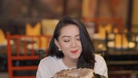 Ada pudding berukuran besar dengan topping jelly dan berbagai dessert manis lainnya yang jadi makanan penutup saat Beiby tentah nongkrong di kafe. Foto: Instagram @zakurabee