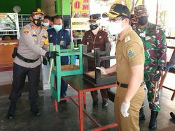 Petugas Gabungan Trenggalek Tertibkan Warung yang Layani Makan di Tempat