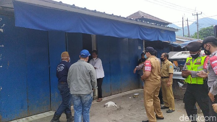 Petugas Tutup Lapak Pedagang di Garut