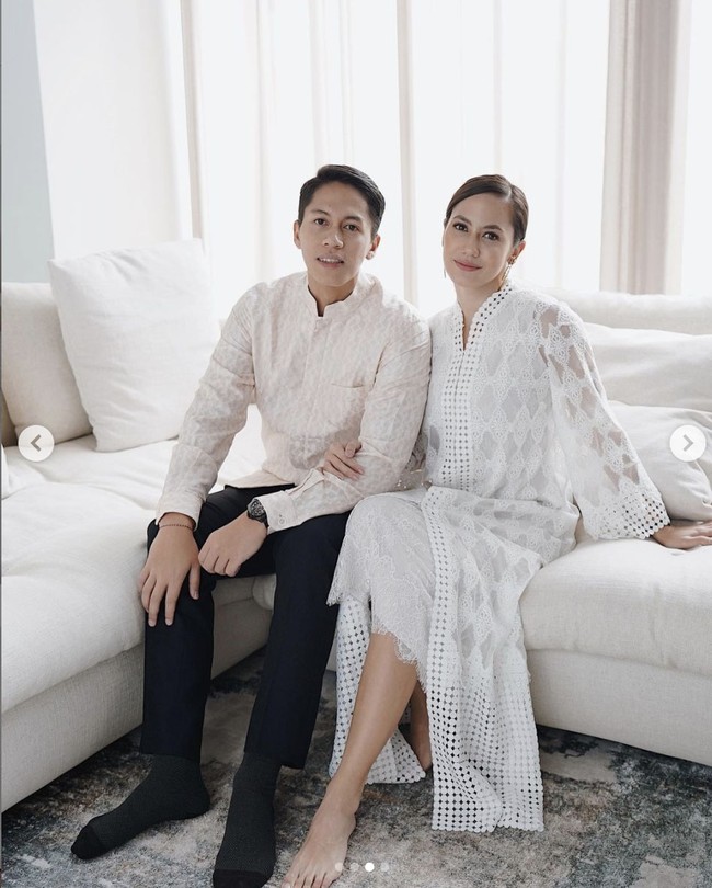 “A very rare moment where we get to dressed up for a very special moment,” tulis Pevita Pearce di keterangan foto di Instagramnya @pevpearce. Foto: Dok. Instagram @pevpearce
