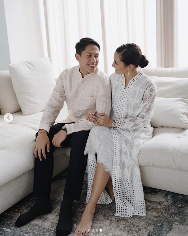 Pevita menuliskan dalam unggahannya bahwa penampilannya dan sang kekasih, Arsyah Rasyid, bergaya kompak dengan busana putih ini merupakan momen yang langka. Foto: Dok. Instagram @pevpearce