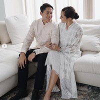 Pevita menuliskan dalam unggahannya bahwa penampilannya dan sang kekasih, Arsyah Rasyid, bergaya kompak dengan busana putih ini merupakan momen yang langka. Foto: Dok. Instagram @pevpearce