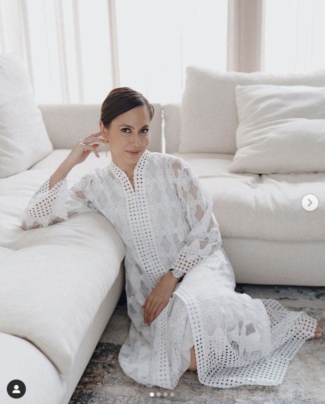 Selain acara pengajian jelang pernikahan adik Arsyah Rasyid, Pevita Pearce juga menghadiri momen penting keluarga kekasihnya itu. Aktris 28 tahun itu datang ke acara akad nikah Artricia Marina Rasyid. Foto: Dok. Instagram @pevpearce