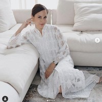 Selain acara pengajian jelang pernikahan adik Arsyah Rasyid, Pevita Pearce juga menghadiri momen penting keluarga kekasihnya itu. Aktris 28 tahun itu datang ke acara akad nikah Artricia Marina Rasyid. Foto: Dok. Instagram @pevpearce