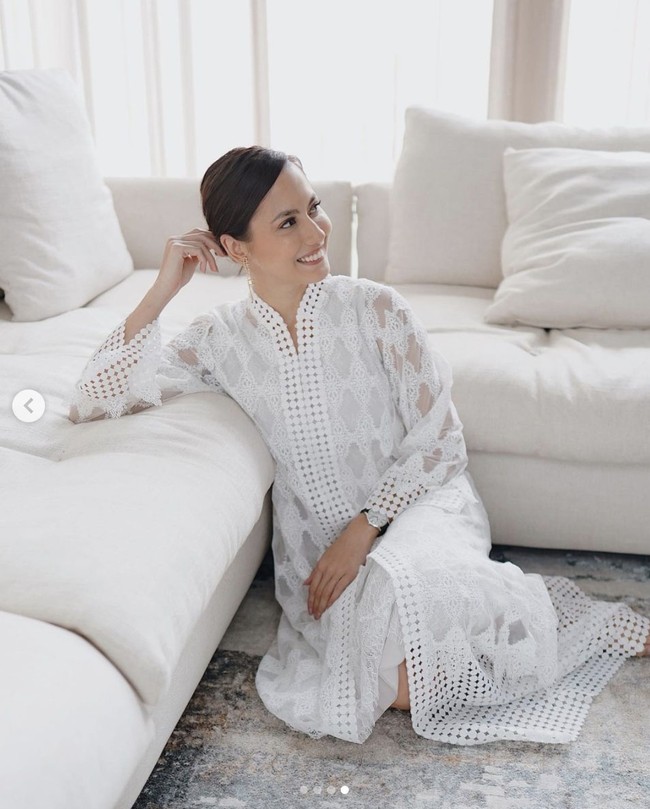 Pevita Pearce mengenakan busana putih dari Lace by Artkea saat menghadiri acara pengajian jelang pernikahan adik sang pacar, Artricia Marina Rasyid.  Foto: Dok. Instagram @pevpearce