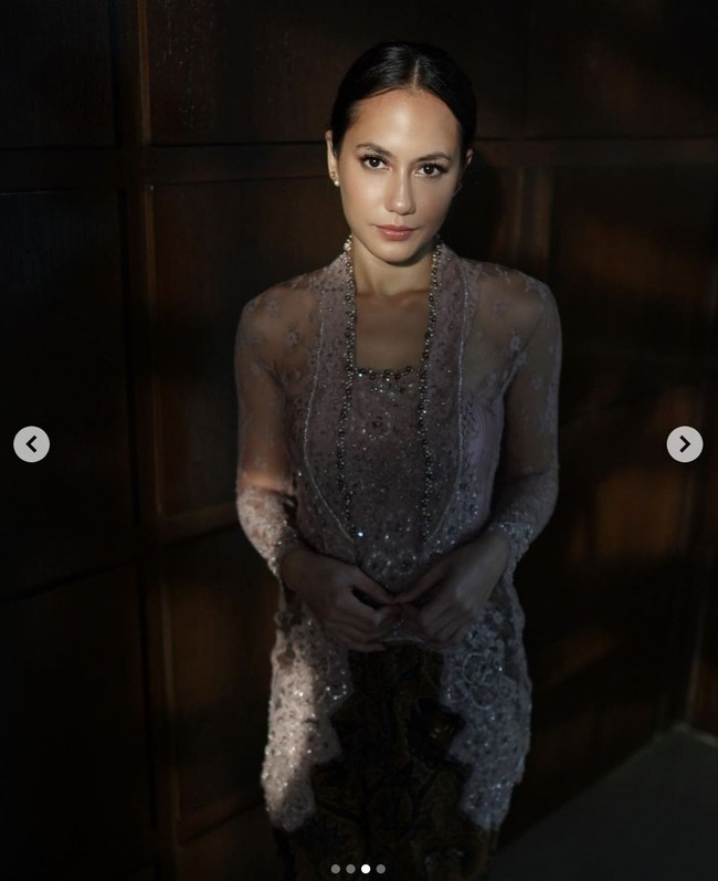 Pada acara akad nikah adik Arsyah Rasyid, bintang film Sri Asih itu mengenakan kebaya kutu baru bewarna ungu yang dipadukan dengan kain jarik. Foto: Dok. Instagram @pevpearce