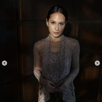 Pada acara akad nikah adik Arsyah Rasyid, bintang film Sri Asih itu mengenakan kebaya kutu baru bewarna ungu yang dipadukan dengan kain jarik. Foto: Dok. Instagram @pevpearce