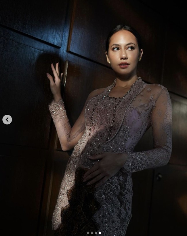 Penampilannya berkebaya dan rambut disanggul simpel ini juga menuai komentar netizen yang sebagian besar memuji wajah cantiknya. “You so pretty!😍,” tulis artis Dena Rachman. “PPKM: Pevita Pearce Kamu Mempesona,” tulis netizen lainnya. Foto: Dok. Instagram @pevpearce