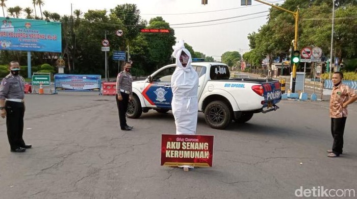 pocong di penyekatan jombang