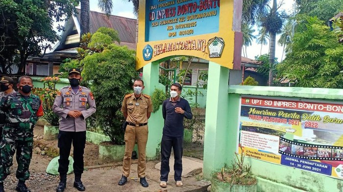 Polisi membuka paksa gembok yang dipasang warga yang mengaku pemilik lahan (Foto: dok. Polsek Bontomarannu)