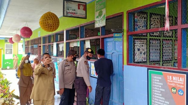 Polisi membuka paksa gembok yang dipasang warga yang mengaku pemilik lahan (Foto: dok. Polsek Bontomarannu)