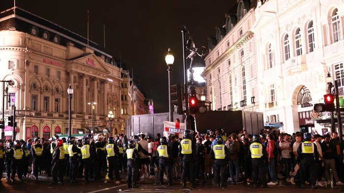 Polisi Metropolitan London membentuk barikade untuk menghalau fans kesebelasan timnas Inggris yang rusuh pascakemenangan Italia melawan Inggris di laga final Euro 2020