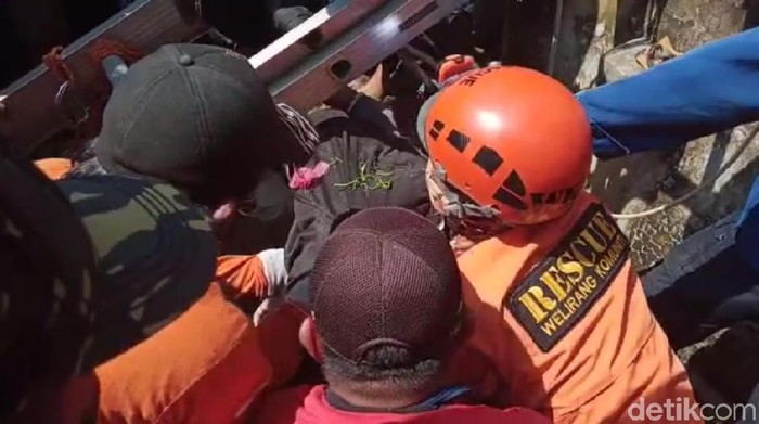 Slamet Ridwan (41) ditemukan tewas di dalam sumur miliknya sendiri. Sampai saat ini, polisi belum bisa memastikan penyebab tukang servis elektronik itu tercebur ke sumur 12 meter tersebut.