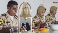 Politeknik Penerbangan Jayapura sempat menggelar sekolah daring. Namun pada April 2021 lalu, politeknik itu kembali menerapkan sistem tatap muka dengan protokol kesehatan ketat.