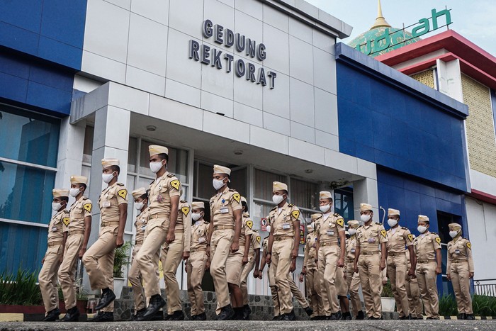 Taruna saat santai dan bernyanyi di dalam barak Politeknik Penerbangan Jayapura.