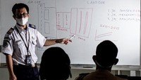 Politeknik Penerbangan Jayapura melengkapi sekolah penerbangan lain yang di bawah Kementerian Perhubungan seperti di Surabaya, Medan, Palembang dan Makassar.
