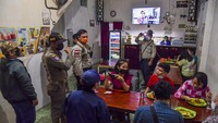 Personel Kepolisian memasang rambu penyekatan Pemberlakuan Pembatasan Kegiatan Masyarakat (PPKM) Darurat di Pertigaan Simpang Kampus USU, Medan Baru, Kota Medan, Sumatera Utara, Senin (12/7/2021). 