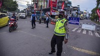 Petugas gabungan dari Kepolisian dan Satpol PP mengimbau pengunjung dan pemilik usaha kuliner untuk mematuhi peraturan Pembatasan Kegiatan Masyarakat (PPKM) Darurat di Kawasan Kesawan, Medan, Sumatera Utara, Senin (12/7/2021) malam.
