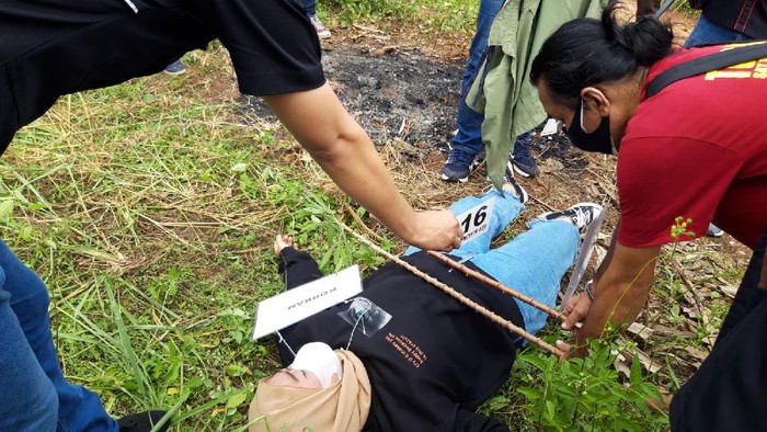 Rekonstruksi pembunuhan wanita yang mayatnya dibakar di Cisauk, Tangerang, Selasa (13/7/2021).