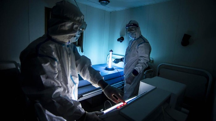 Bintara Kesehatan KRI Bima Suci melakukan sterilisasi ruangan menggunakan sinar UV dalam rangka persiapan pelayaran Kartika Jala Krida (KJK) Taruna AAL tingkat III Angkatan ke-68 Tahun 2021 di Kapal KRI Bima Suci di Dermaga Armada II, Surabaya, Jawa Timur, Senin (12/7/2021). ANTARA FOTO/Muhammad Adimaja/foc.